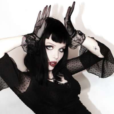 Alice Glass returns with ‘SUFFER AND SWALLOW’