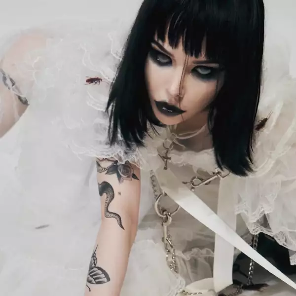 Alice Glass announces debut album 'PREY/IV'