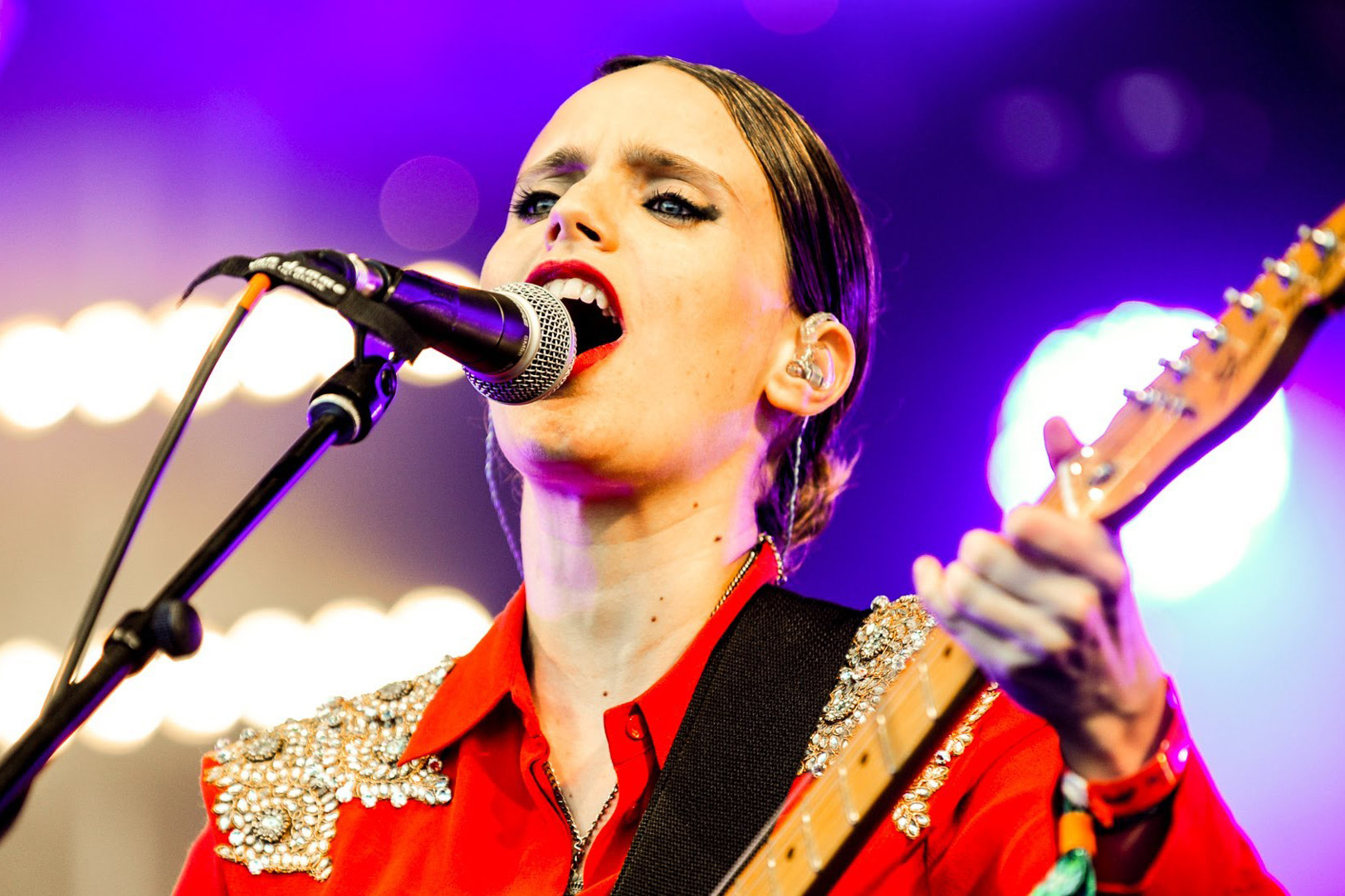 Watch Anna Calvi Perform Eliza At Glastonbury News Diy Magazine