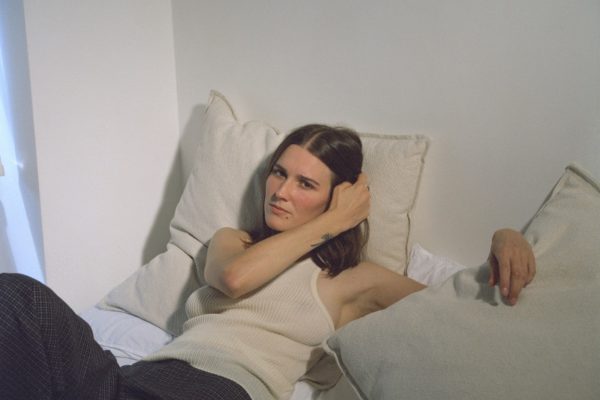 Art School Girlfriend shares new single 'In The Middle'