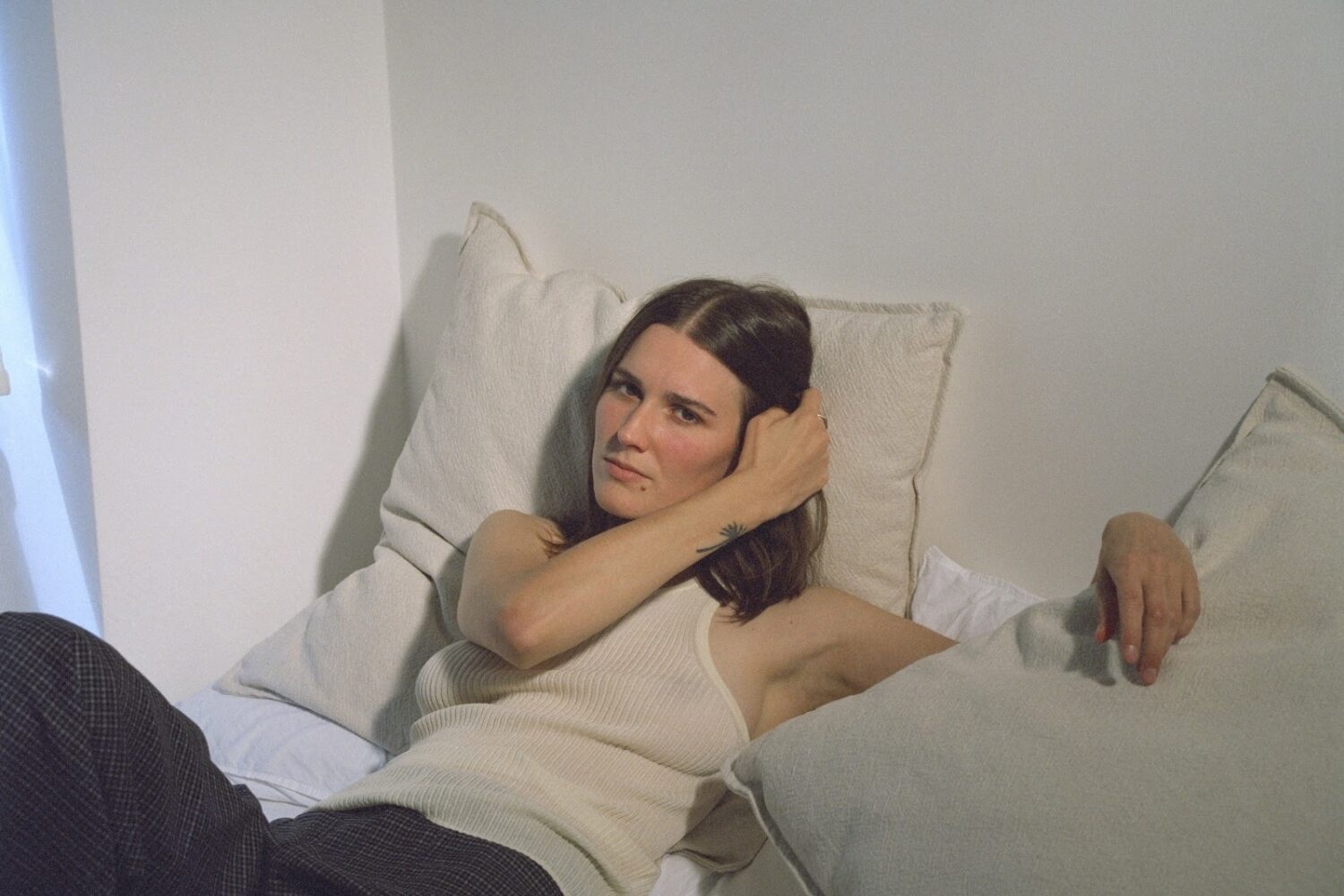 Art School Girlfriend shares new single ‘In The Middle’