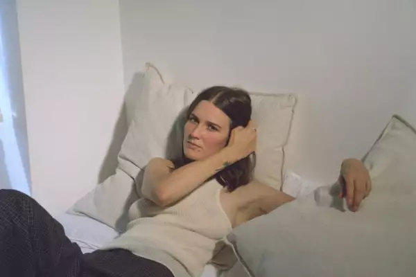 Art School Girlfriend shares new single 'In The Middle'