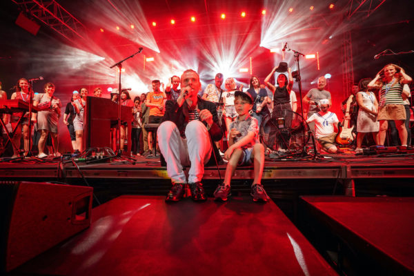 Belle and Sebastian announce double live album 'What To Look For In Summer'