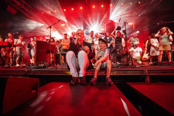 Belle and Sebastian announce double live album 'What To Look For In Summer'
