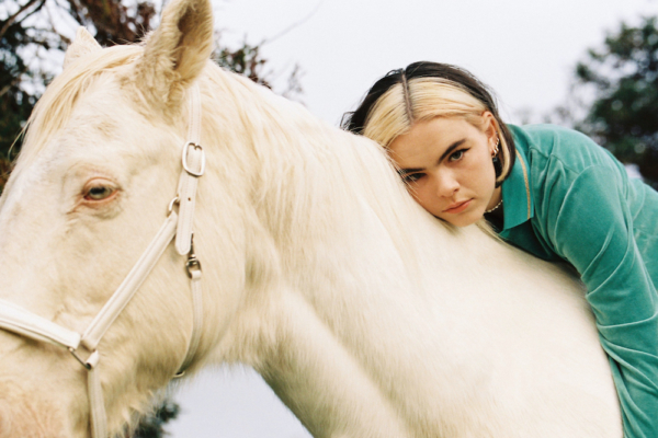 BENEE announces debut album ‘Hey u x’