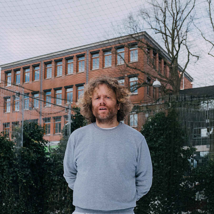 Benny Sings releases new track 'Here It Comes'