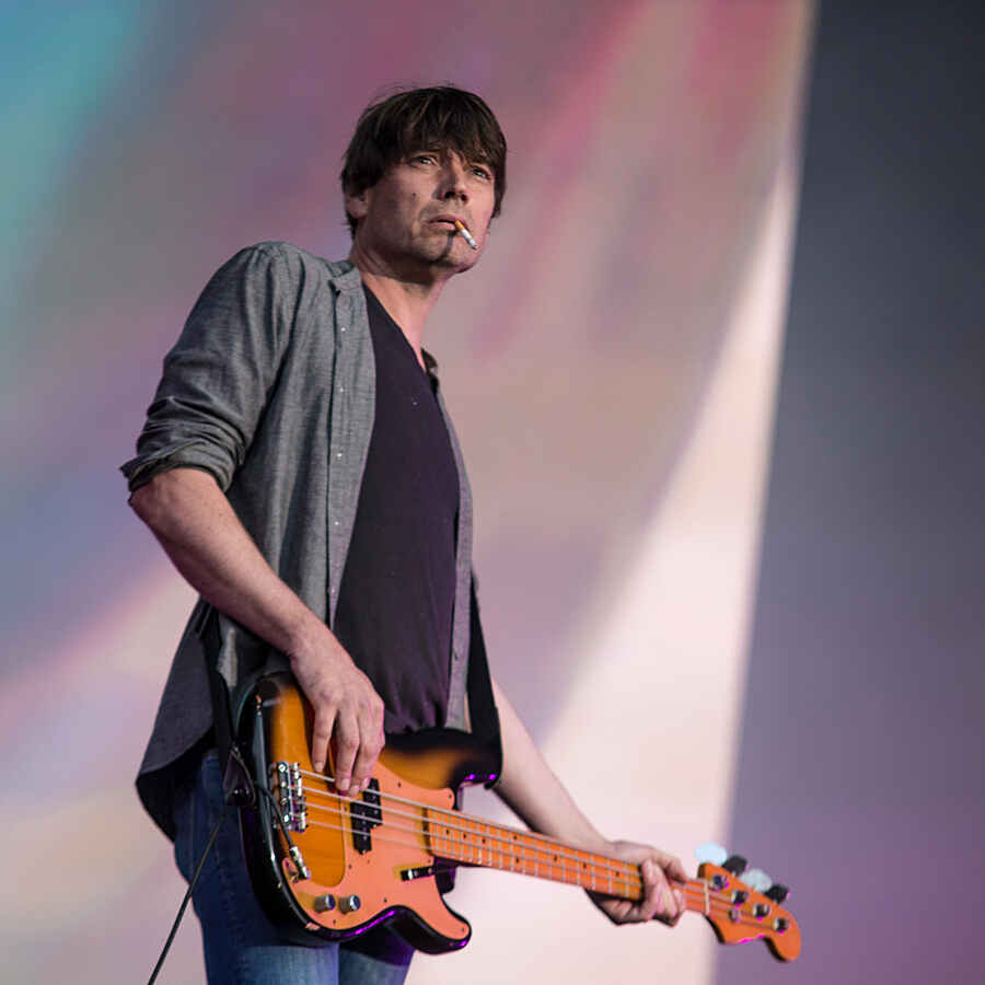 Watch Blur's Alex James and Jamie Oliver play 'Wonderwall' as part of a DJ set