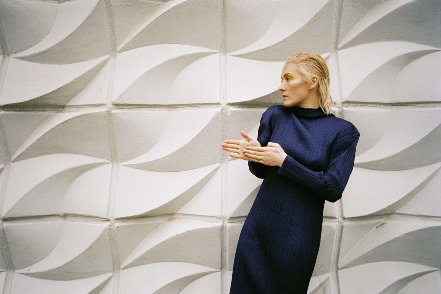 Cate Le Bon talks ‘Reward’: “Music became my cathartic outlet at night”