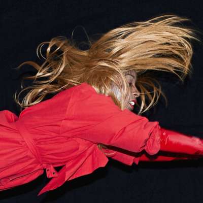 Charlotte Adigéry unveils ‘Bear With Me (and I’ll stand bare before you)’ performance video