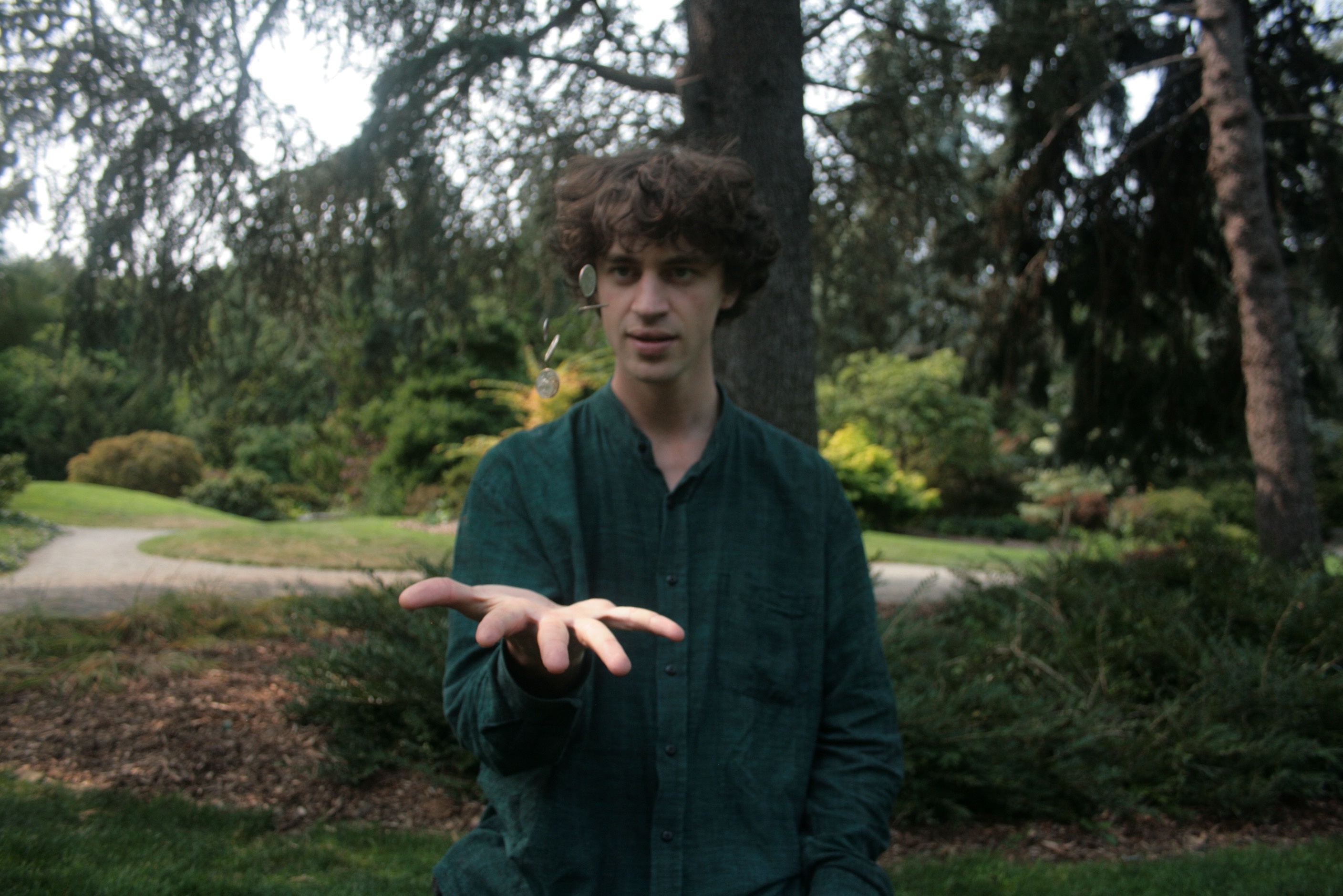 Cosmo sheldrake come. Космо Шелдрейк. Группа Cosmo Sheldrake. Cosmo Sheldrake британский музыкант. Cosmo Sheldrake Постер.