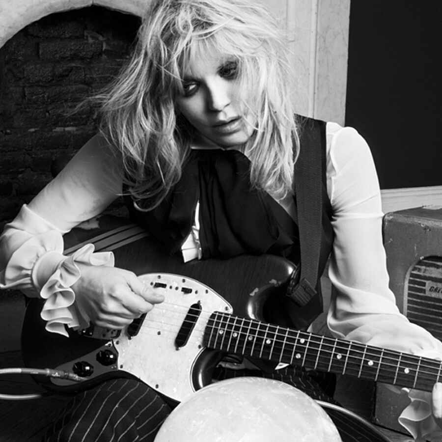 Courtney Love's Uber is being attacked with "metal bats" in Paris strike