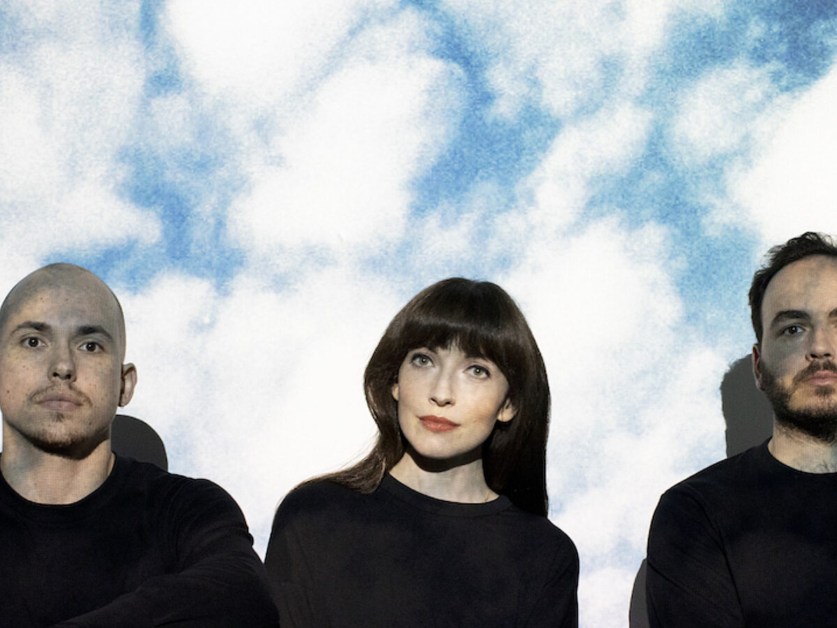 Daughter share new single 'Party' - Vimarsana News