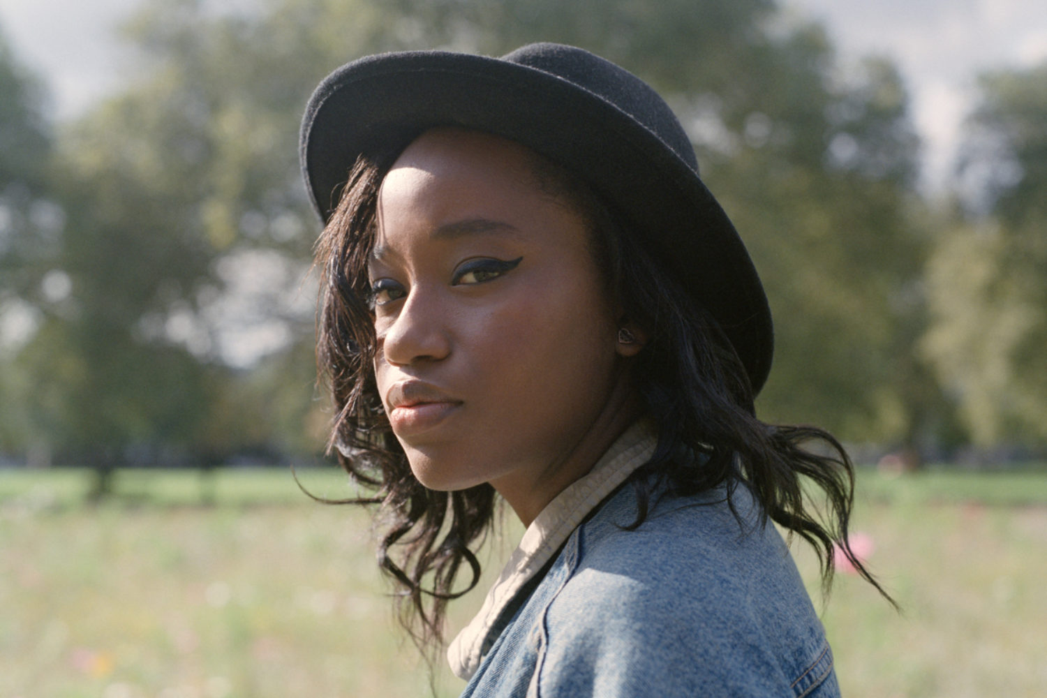 Denai Moore links up with Kwes for a crisp new re-work of 'Detonate'
