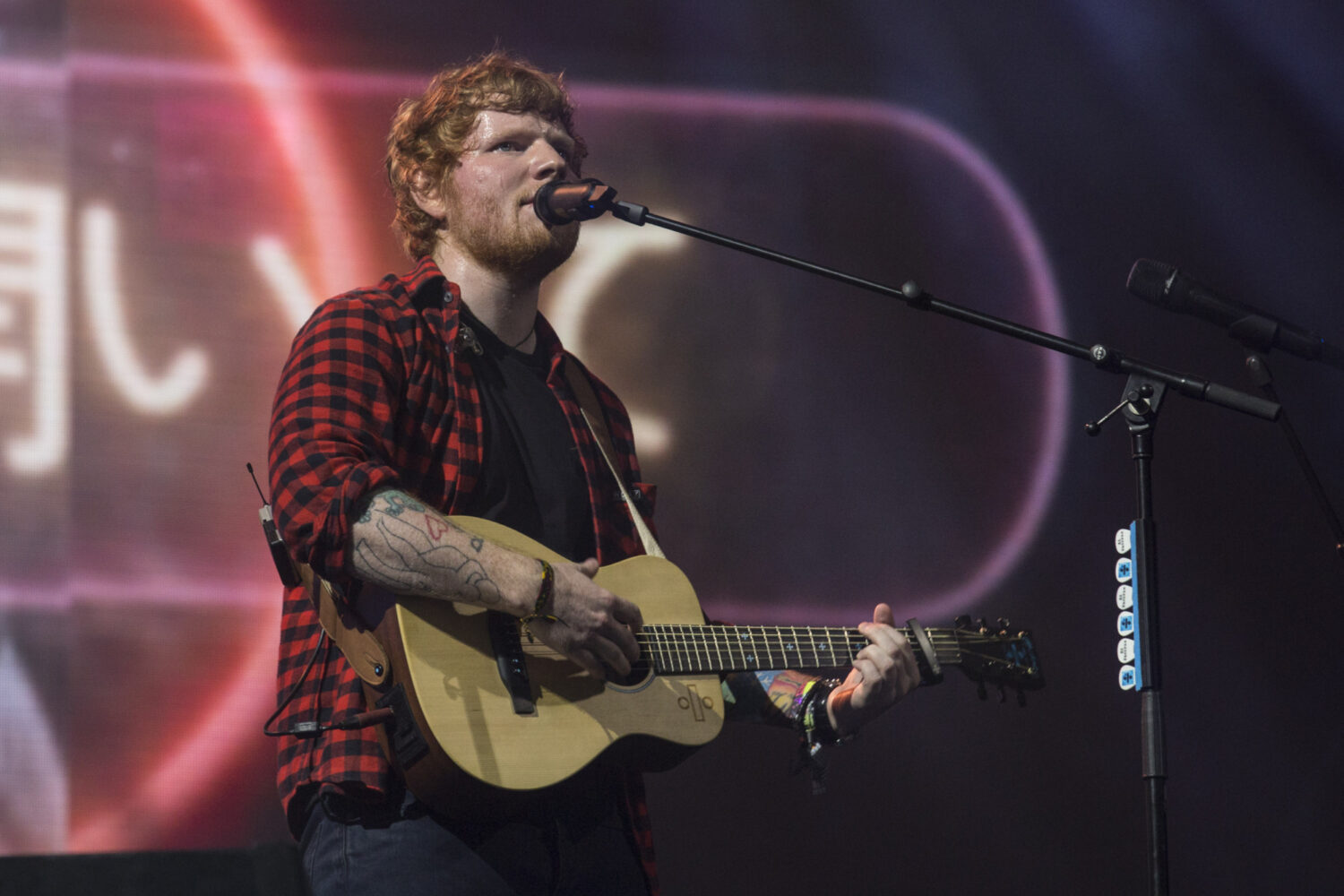 Ed Sheeran trades in superstar guests for simplicity at Glastonbury 2017
