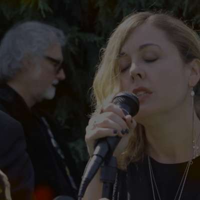Filthy Friends play a back yard gig in the video for ‘Despierta’