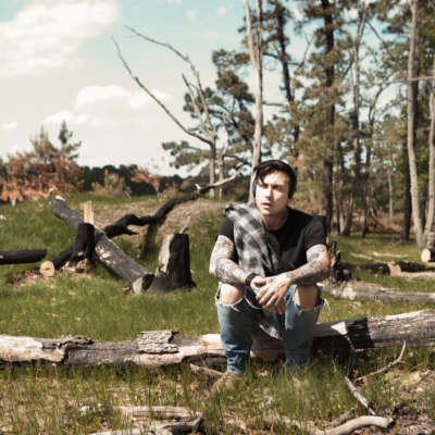 Frank Iero shares video for ‘she’s the prettiest girl at the party and she can prove it with a solid right hook’