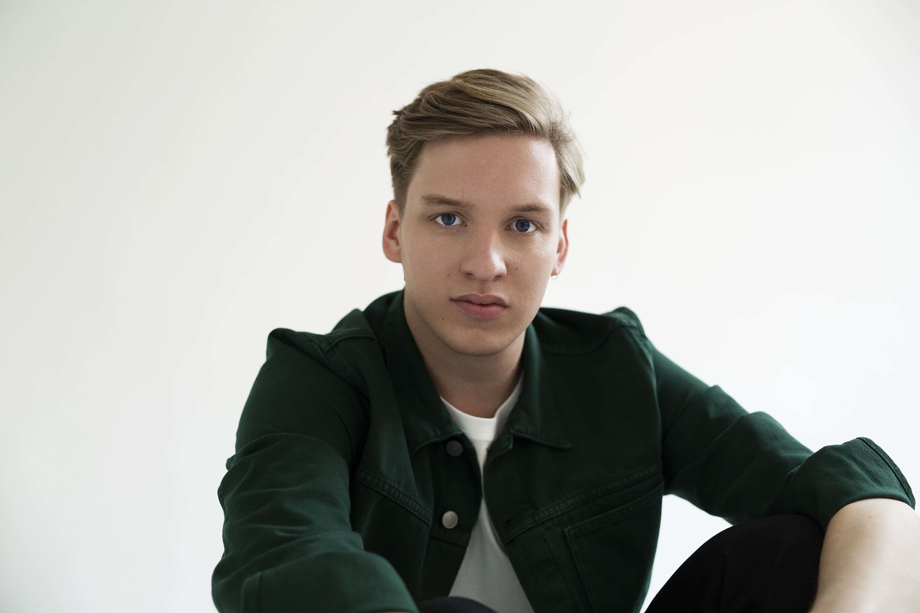 George Ezra does karaoke in his video for new song ‘Pretty Shining People’