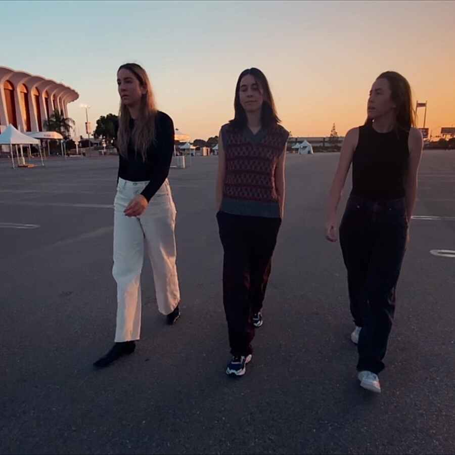 Haim share 'Don't Wanna' video