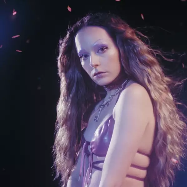 Hannah Diamond unveils new pop bop 'Love Goes On'