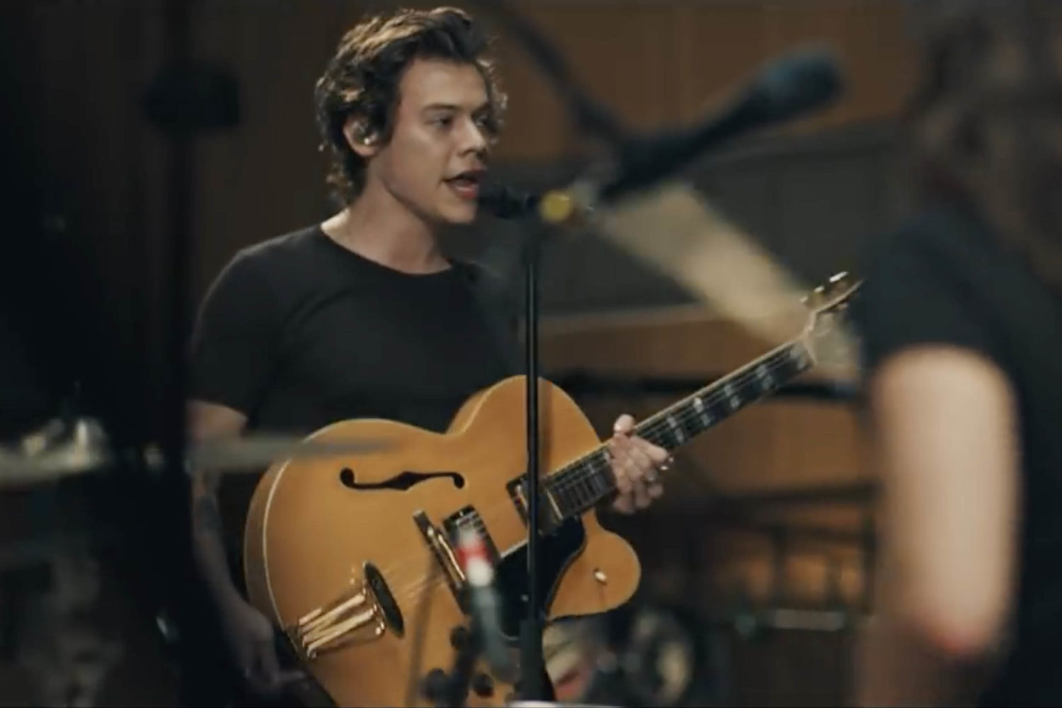 Watch Harry Styles take ‘Kiwi’ to Abbey Road DIY