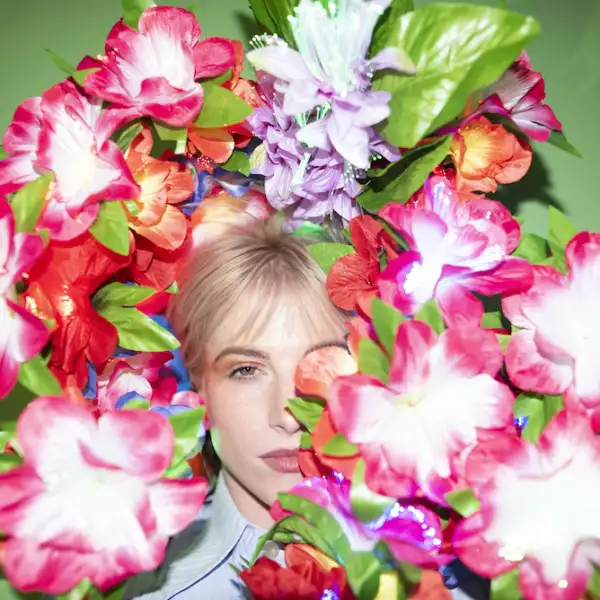 Hayley Williams teases 'Flowers For Vases/Descansos'