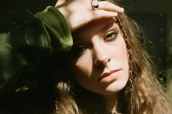 Watch Holly Humberstone take ‘Scarlett’ to US TV