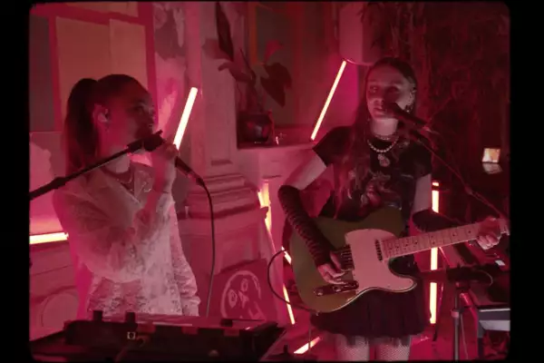 Holly Humberstone and Griff perform 'Friendly Fire'