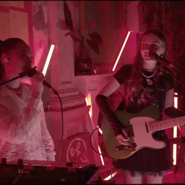 Holly Humberstone and Griff perform 'Friendly Fire'