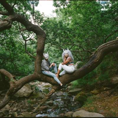 Alt-pop duo Jadu Heart mine the dark side of love on glitchy, atmospheric ‘Purity’