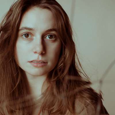 Julien Baker performs ‘Hardline’ on Late Night with Seth Meyers