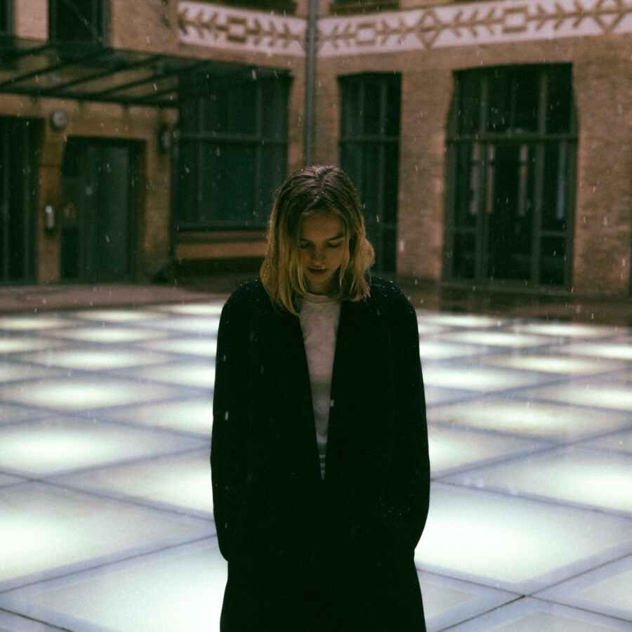 The Japanese House reflects on the intense road to her debut album ‘Good At Falling’: “Music became the only thing I had left”