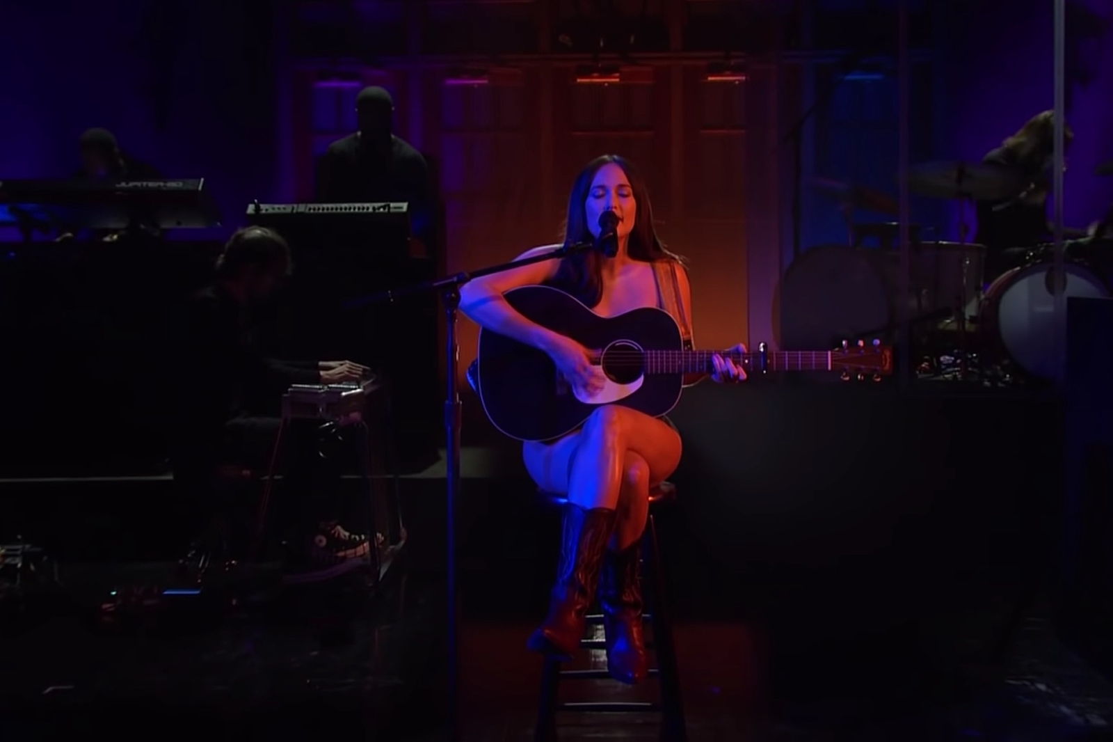 Watch Kacey Musgraves perform 'Justified' and 'Camera Roll' on SNL