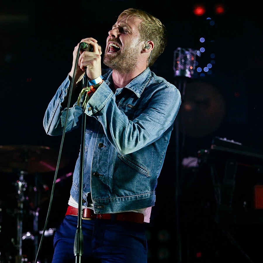 Watch Dave Grohl give Kaiser Chiefs a “pep talk” while on tour