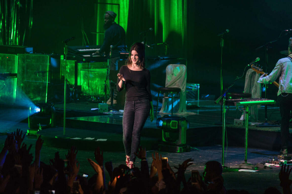 Watch Lana Del Rey play 'Mariners Apartment Complex' live for the first