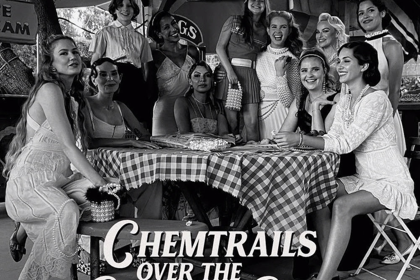 Lana Del Rey - Chemtrails Over the Country Club