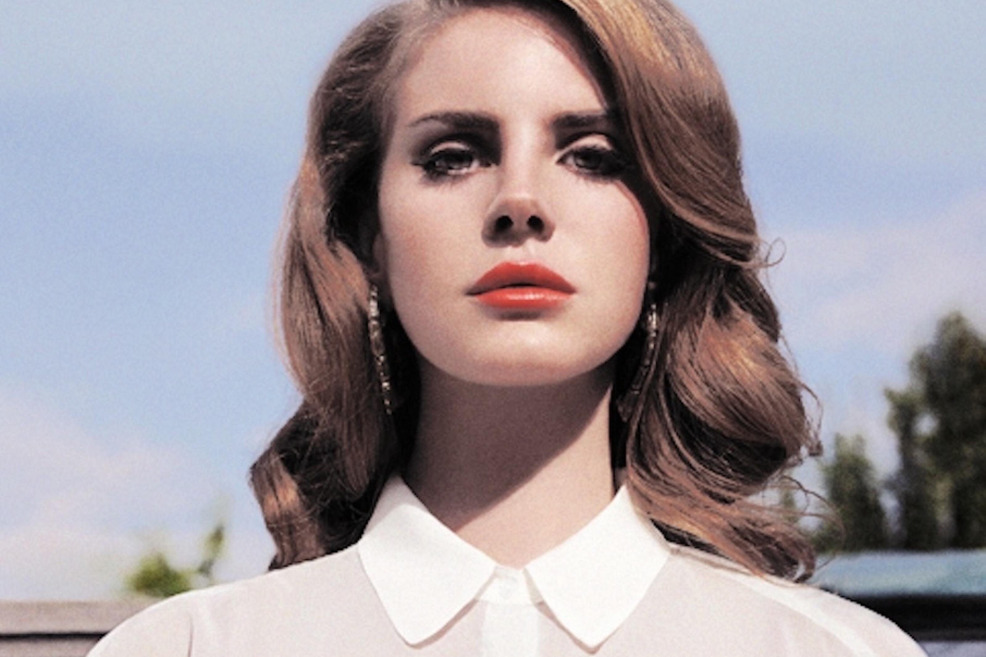 Watch Lana Del Rey Play Mariners Apartment Complex Live For The First