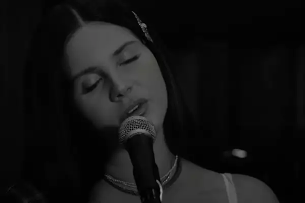 Lana Del Rey performs 'Arcadia' on The Late Show