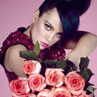 Lily Allen is set to write a memoir