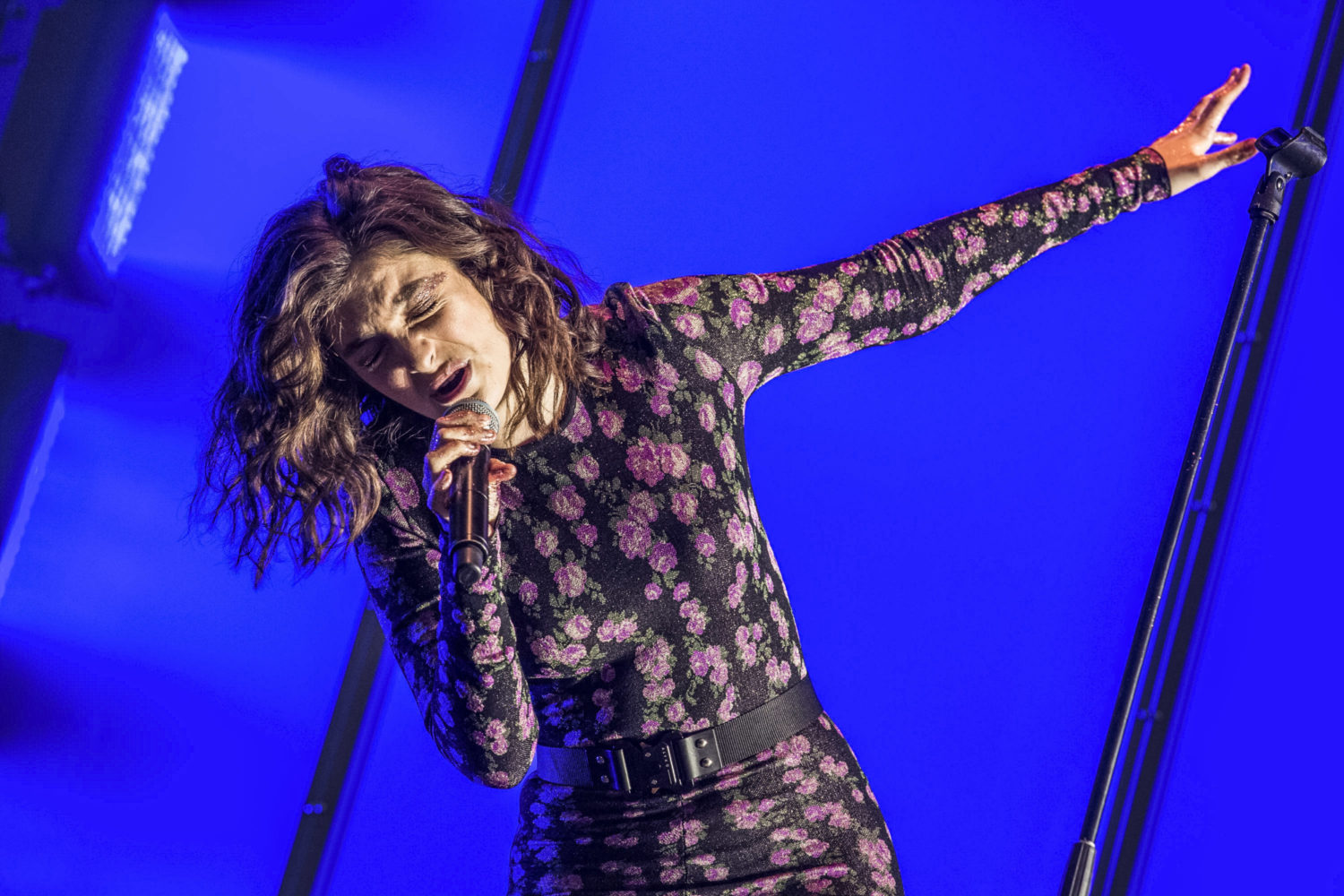 Lorde shines in sunset Glastonbury 2017 slot