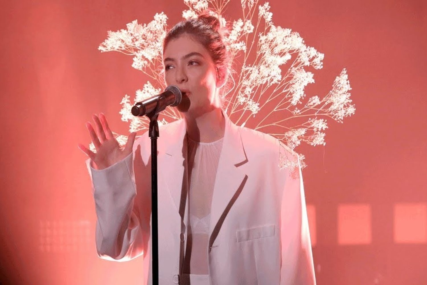 Watch Lorde play ‘Perfect Places’ on Fallon