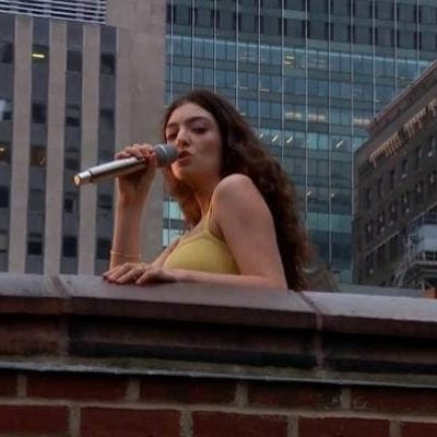Lorde performs 'Solar Power' on The Late Show with Stephen Colbert