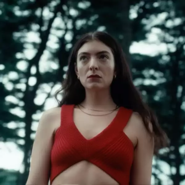 Watch Lorde cover Britney Spears in the New York Botanical Gardens