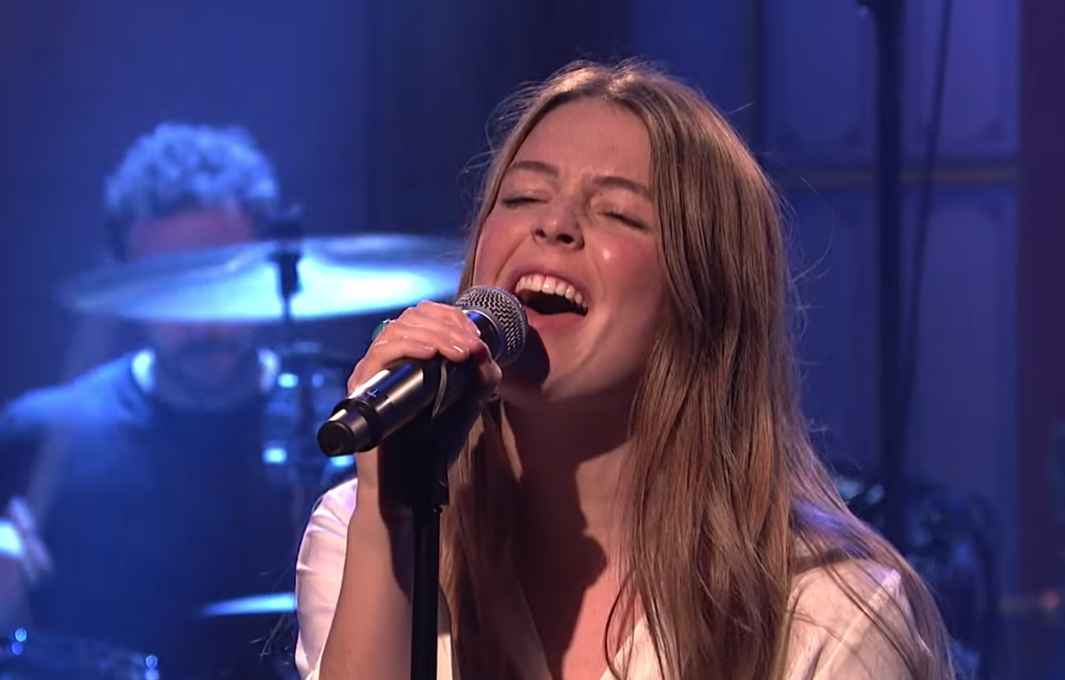 Watch Maggie Rogers Bring Light On And Fallingwater To Snl News Diy