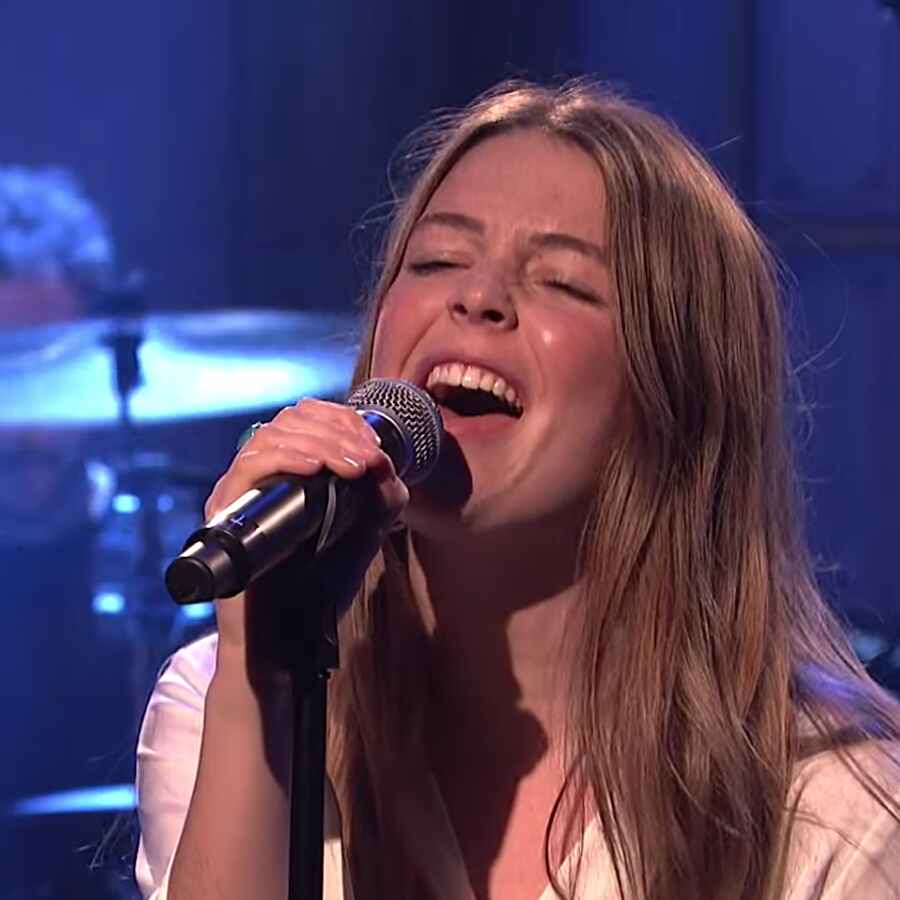 Watch Maggie Rogers bring 'Light On' and 'Fallingwater' to SNL