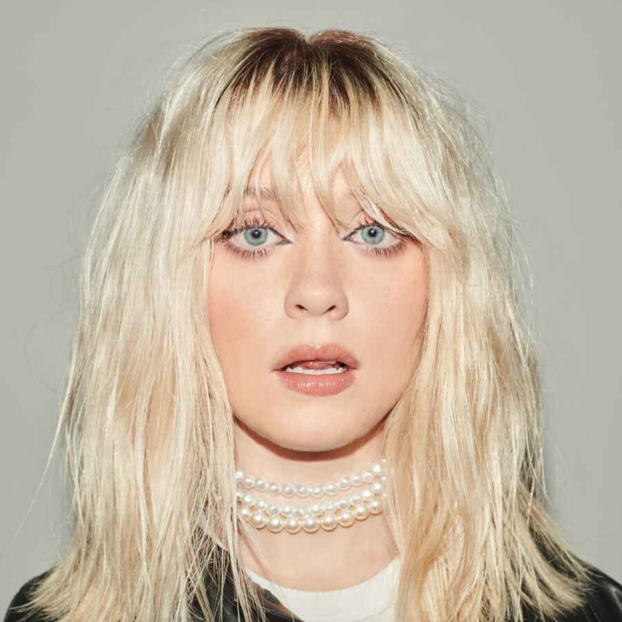 Maisie Peters shares new track 'Blonde'