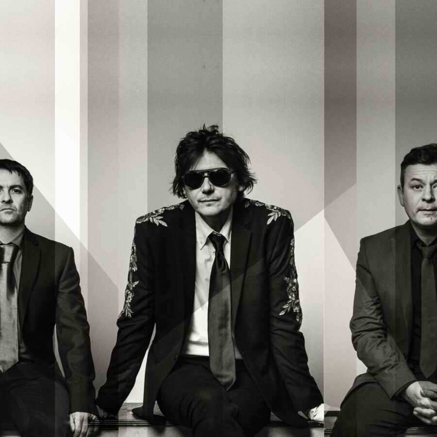 Manic Street Preachers share an acoustic version of ‘Distant Colours’