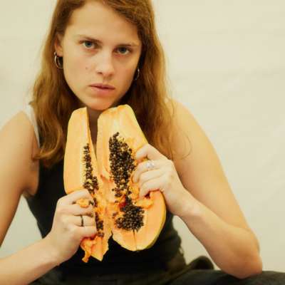 Marika Hackman shares video for “wank anthem” ‘hand solo’