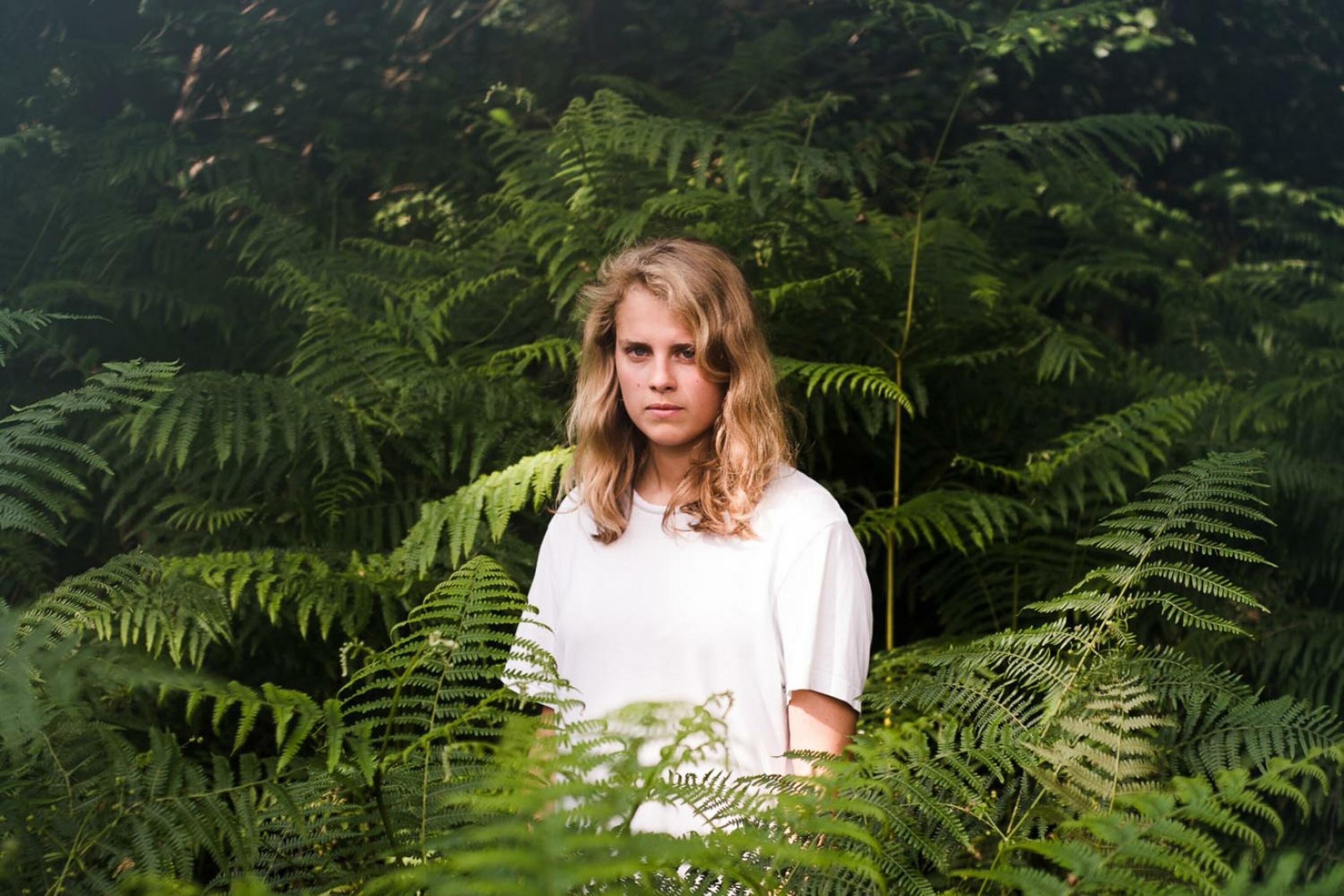 Marika Hackman Previews Debut Album With Drown News DIY Magazine   MARIKA HACKMAN MIKE 1 Of 2 