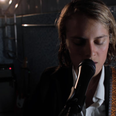Marika Hackman releases live cover of Elliott Smith's 'Between The Bars'