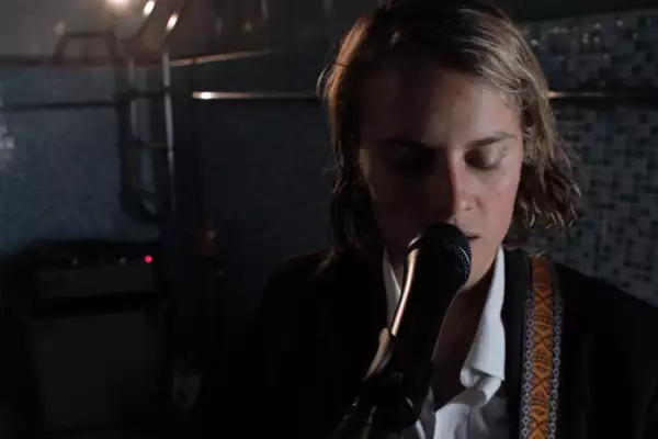 Marika Hackman releases live cover of Elliott Smith's 'Between The Bars'